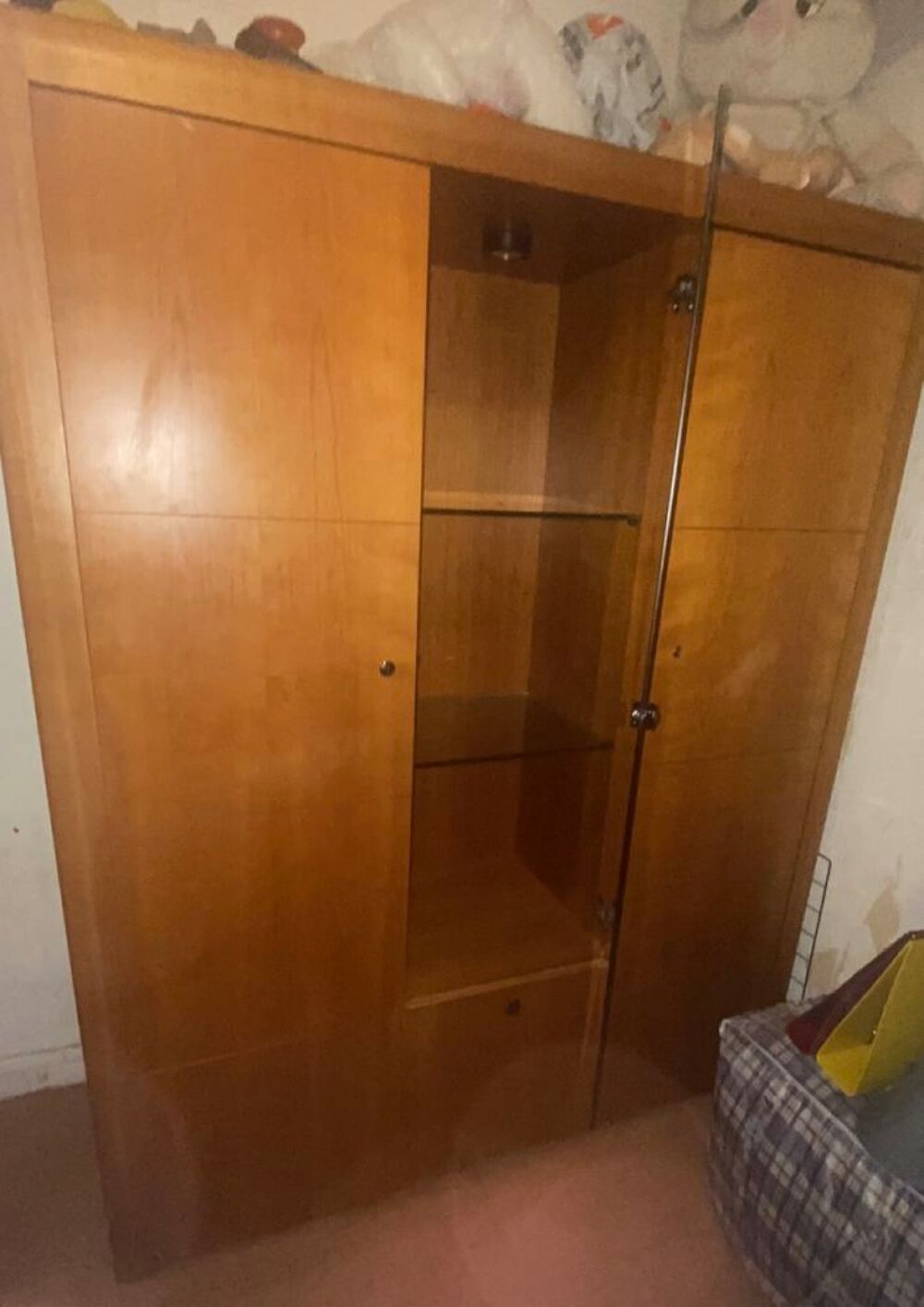 Armoire avec &eacute;tag&egrave;re vitr&eacute;e Meubles