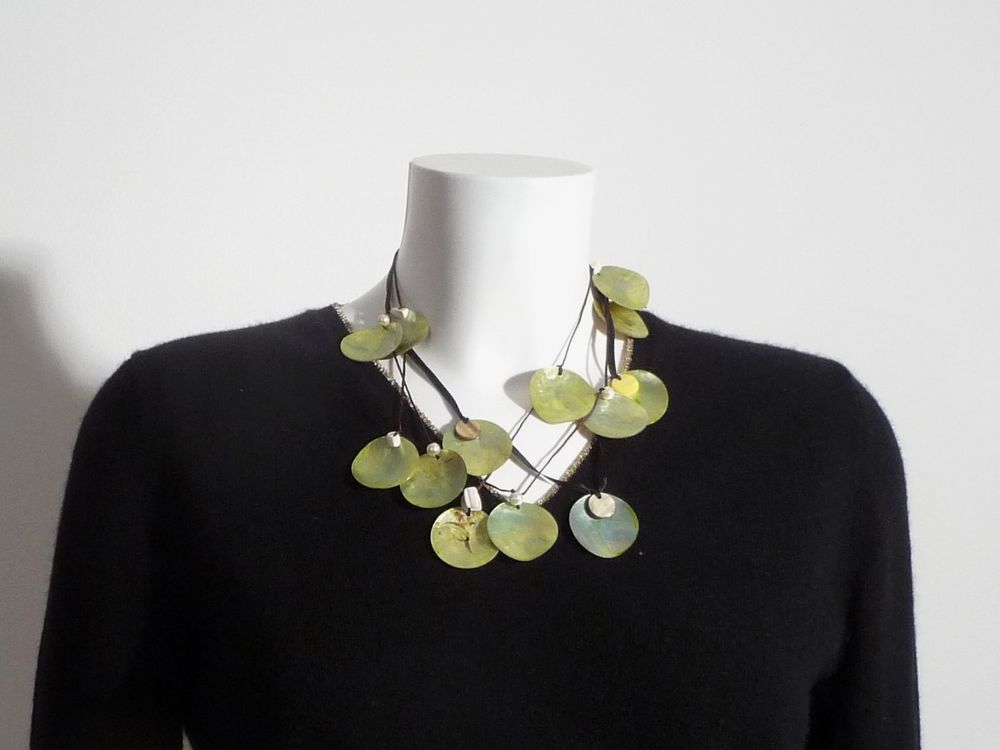 Collier avec Ronds en Coquillage Vert et Beige- Neuf Bijoux et montres