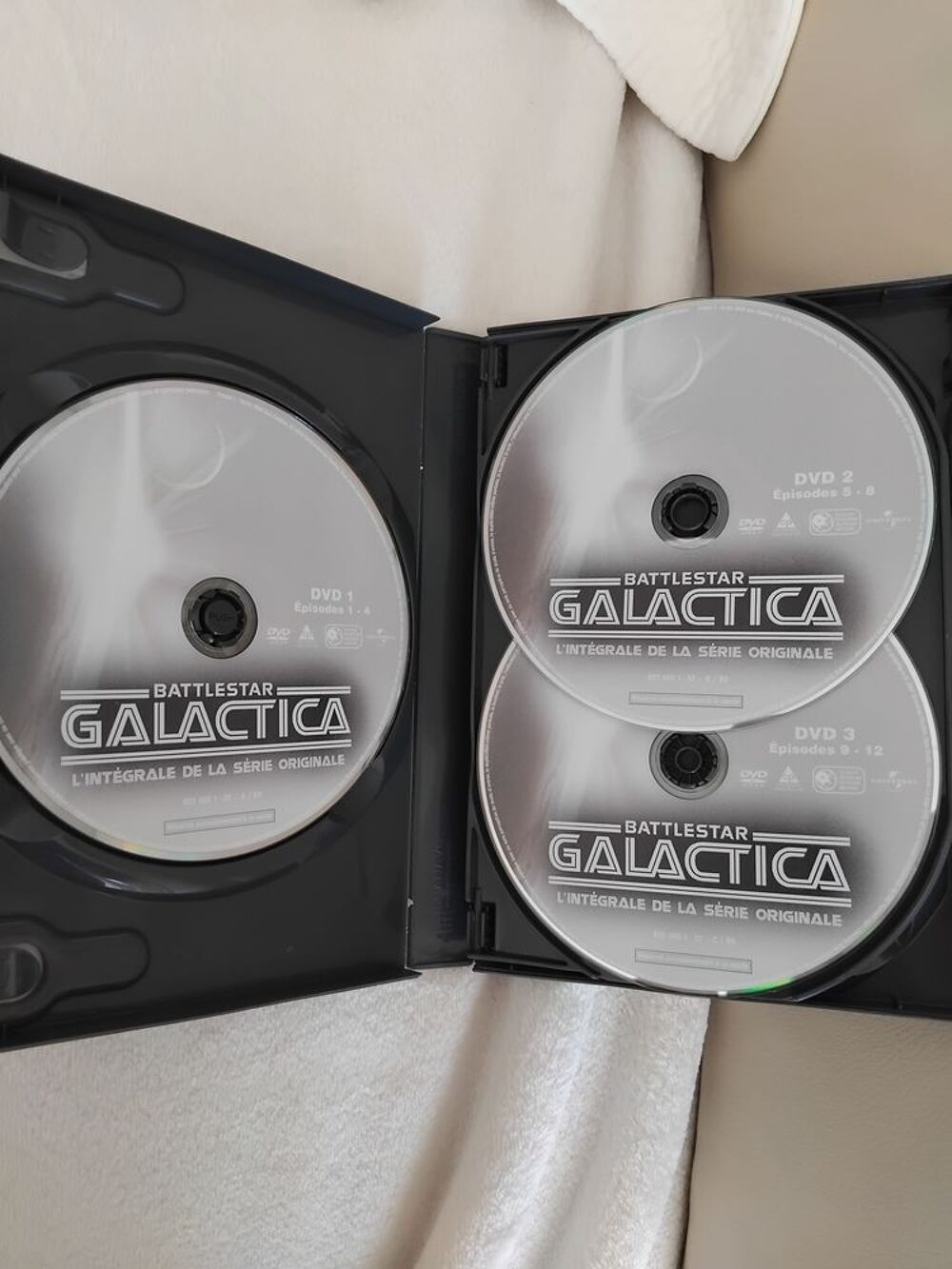 GALACTICA Int&eacute;grale en DVD de la s&eacute;rie. DVD et blu-ray