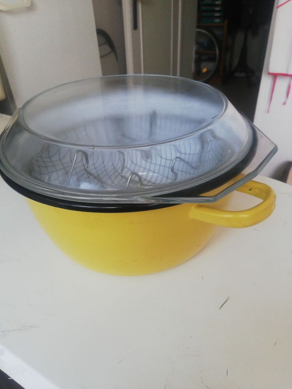 Friteuse &agrave; l'ancienne de 25cm de couleur jaune Electroménager