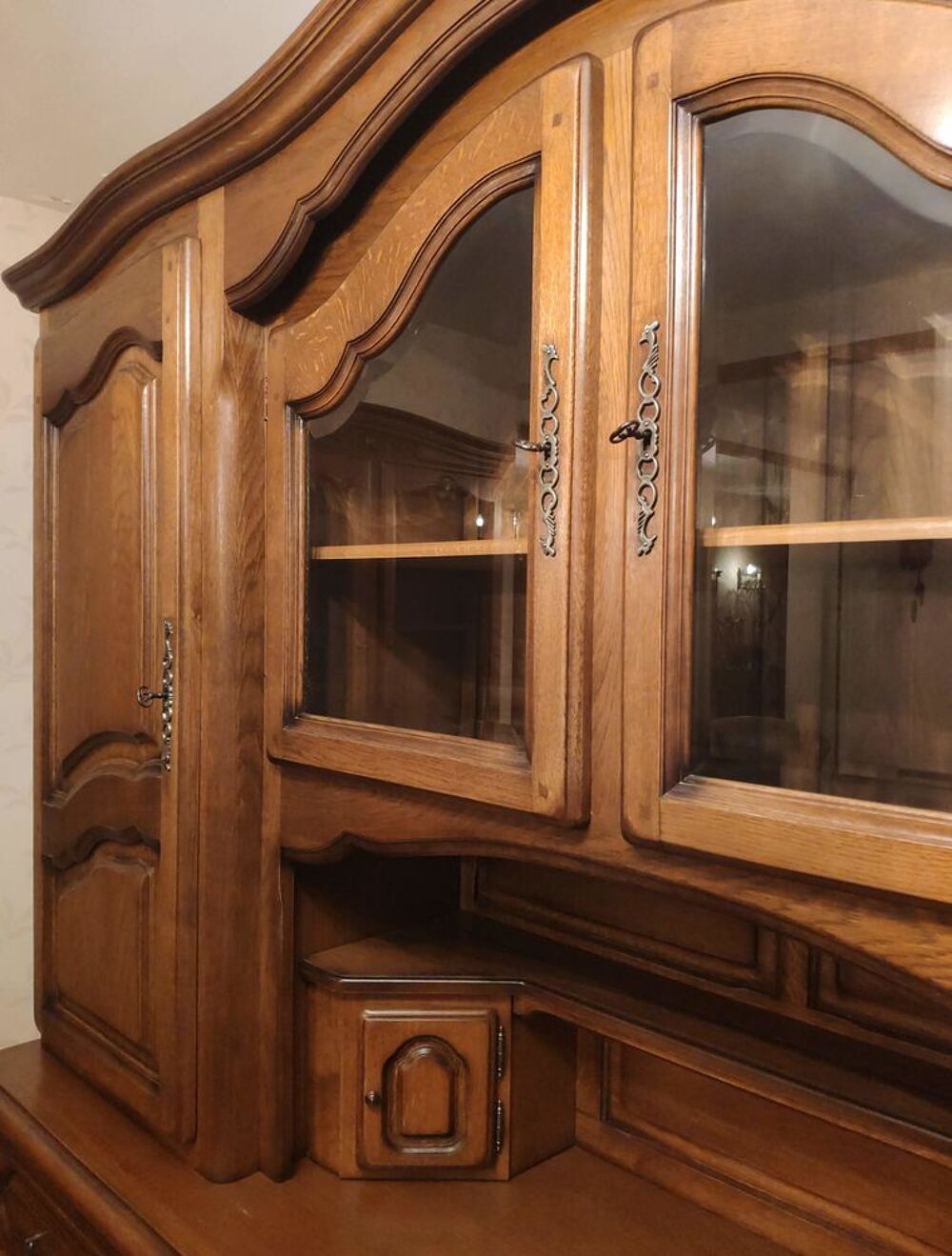 Grand buffet 2 corps bois partie vitr&eacute; parfait &eacute;tat.
Meubles
