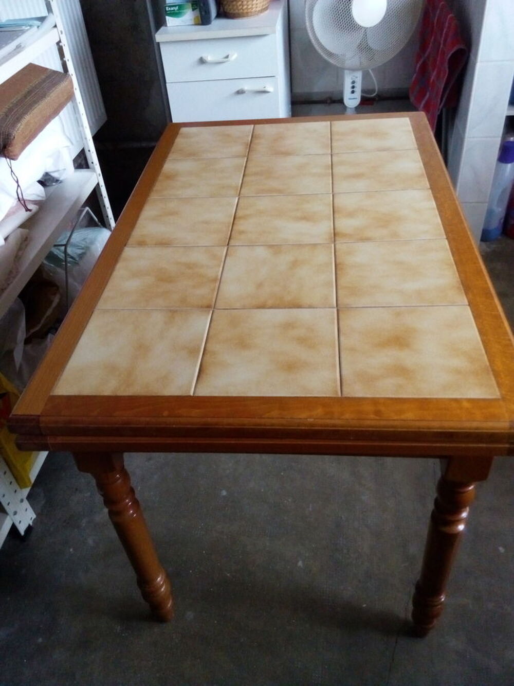 TABLE CARRELEE Meubles