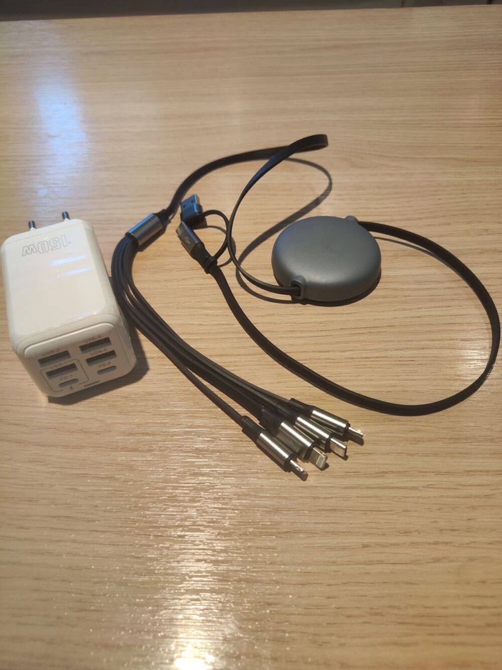 Bloc multiprises 150 watts + c&acirc;ble charges rapides neufs. Téléphones et tablettes