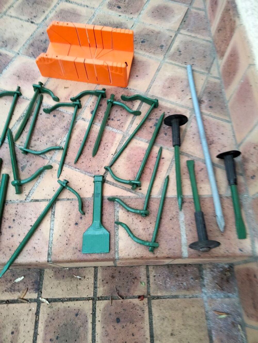 PETIT OUTILLAGE DIVERS de M&Acirc;CON-CHEVILLETTE-BURIN-CISEAU.... Bricolage