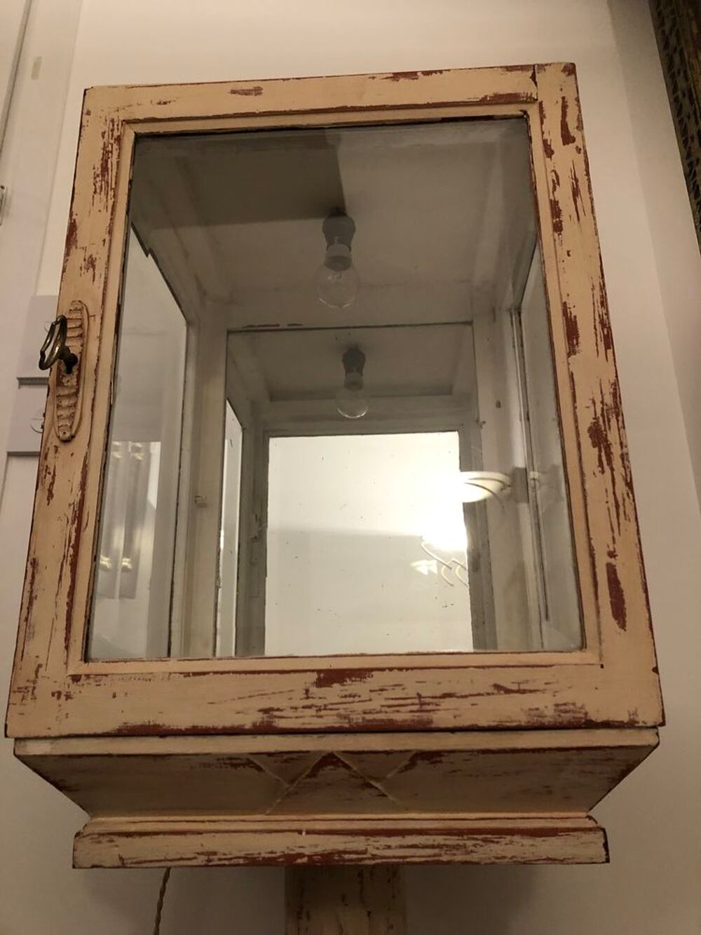 Vitrine sur pied Meubles
