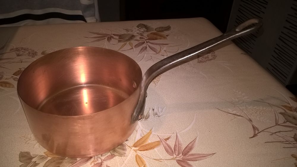 Anciennes casseroles cuivre jaune 1950. Cuisine