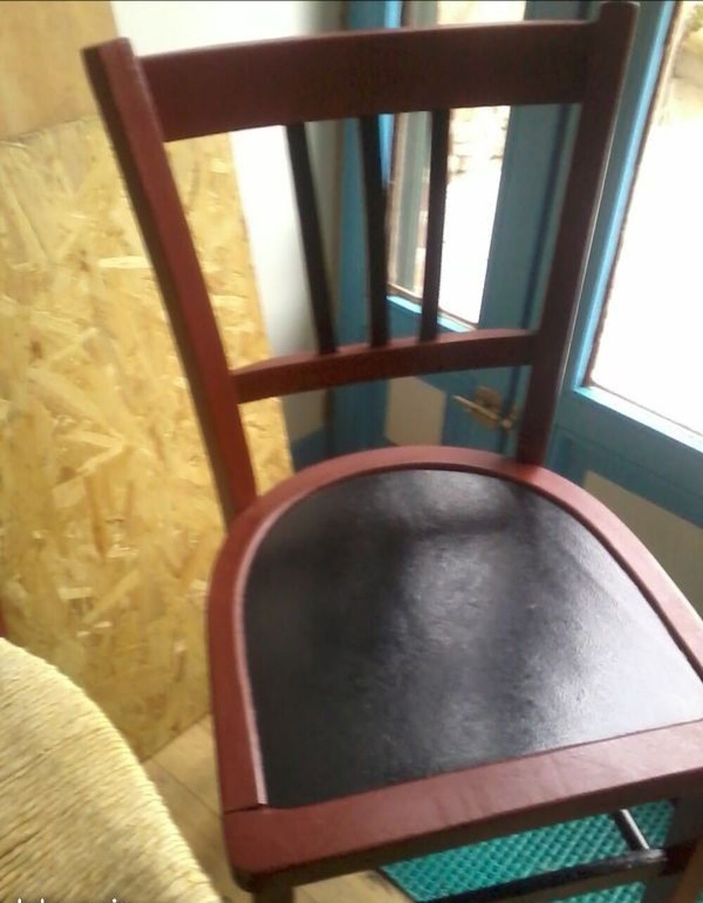 Lot 1 + 1 = 2 chaises rouge noir dont une avec assise paille Meubles
