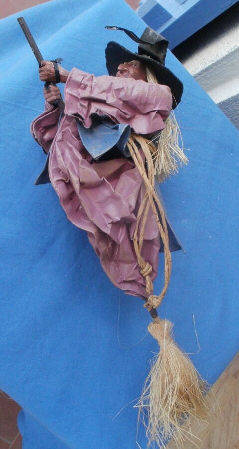 Sorci�re en papier mach�, sur son balai Longueur 30 cm 8 Montauban (82)