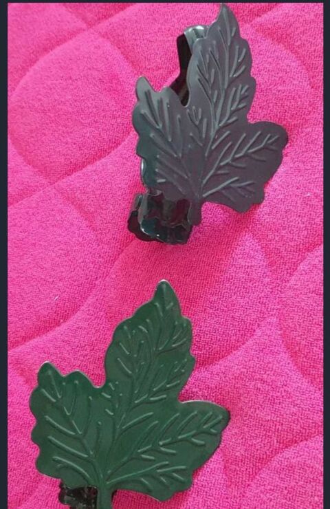2 pinces à  rideaux vert sapin, en forme de feuille 6 Nancy (54)