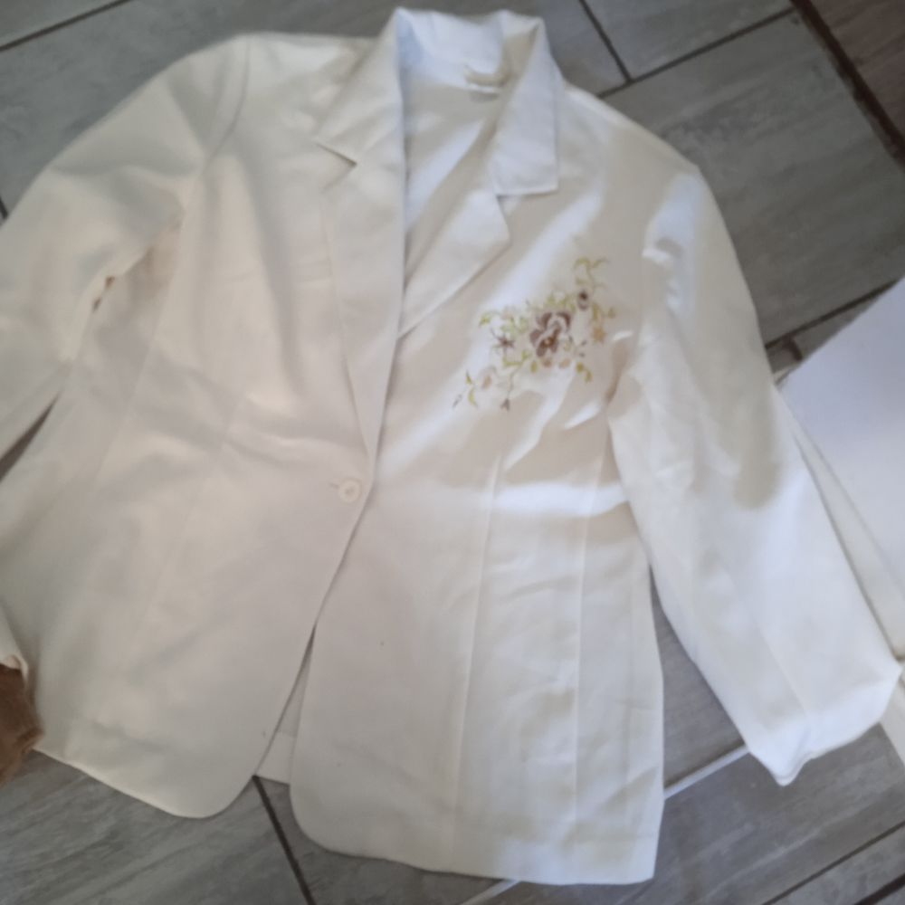 Veste cr&egrave;me broderie sur l'avant T 50 100 % polyester Vêtements