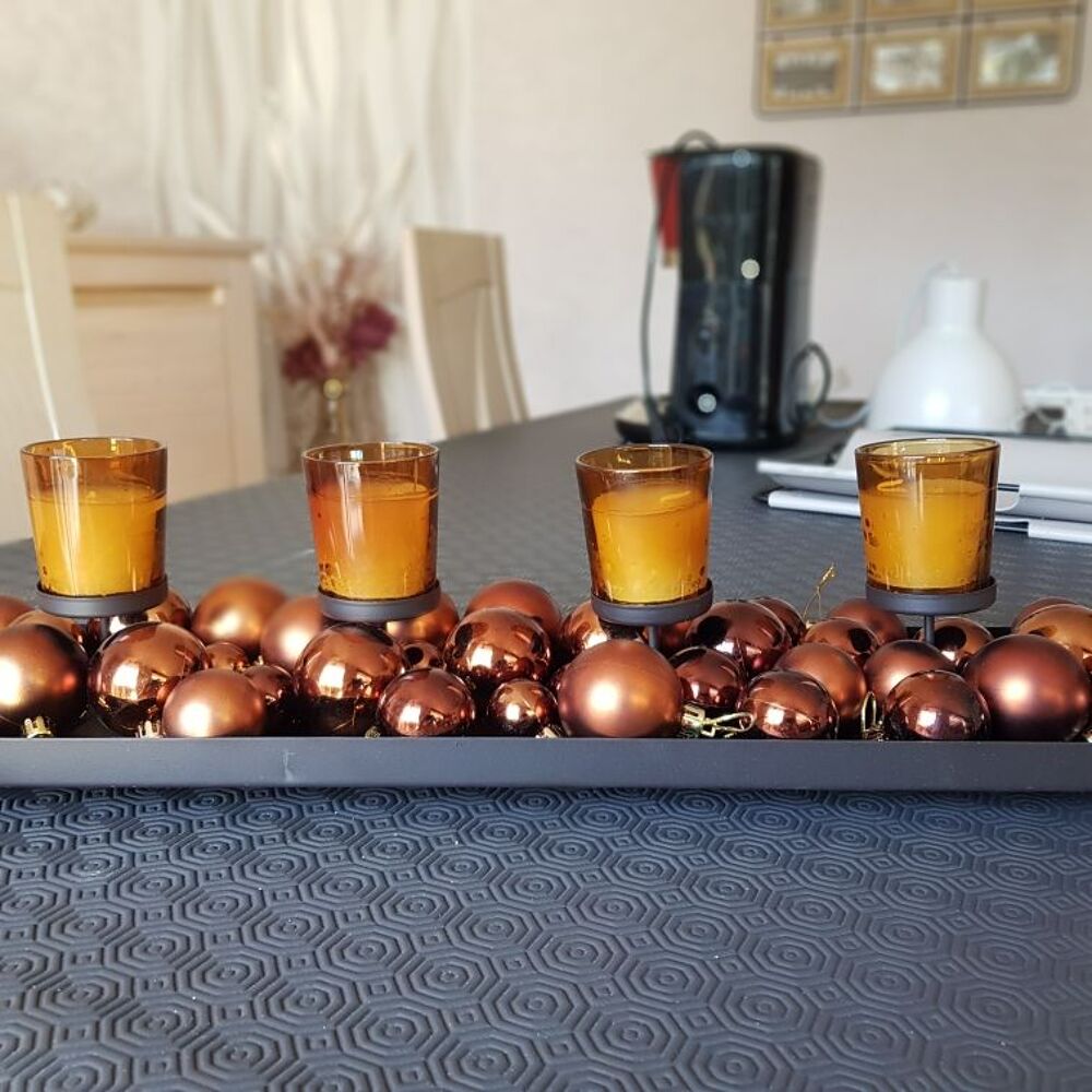 centre de table avec ses boules et ses bougies Décoration
