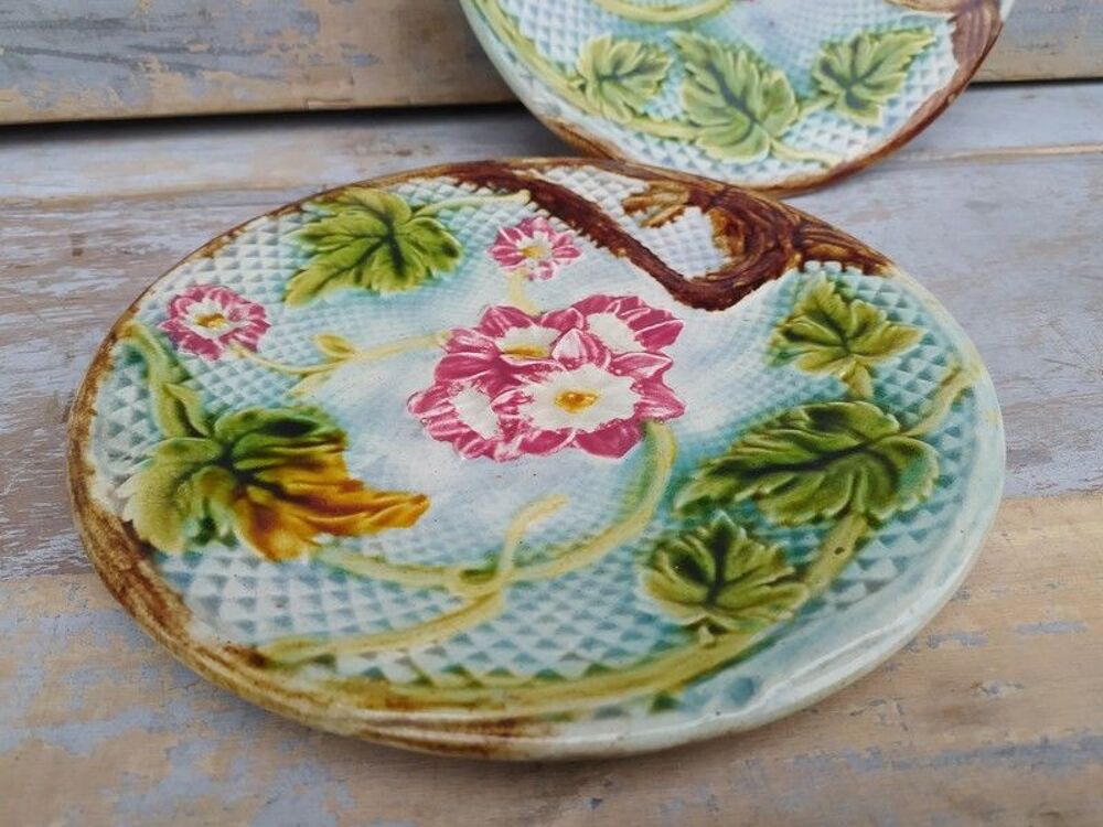 Deux Assiettes Fa&iuml;ence Barbotine Onnaing Majolica Art Nouvea 