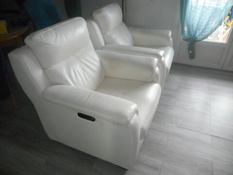 Deux fauteuils  �lectriques en cuir blanc avec biblioth�que 500 N�mes (30)
