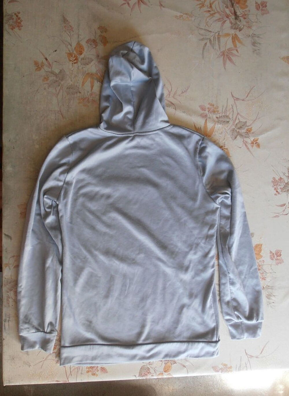 Sweat-shirt a capuche gris avec motifs imprim&eacute;s Taille M
Vtements