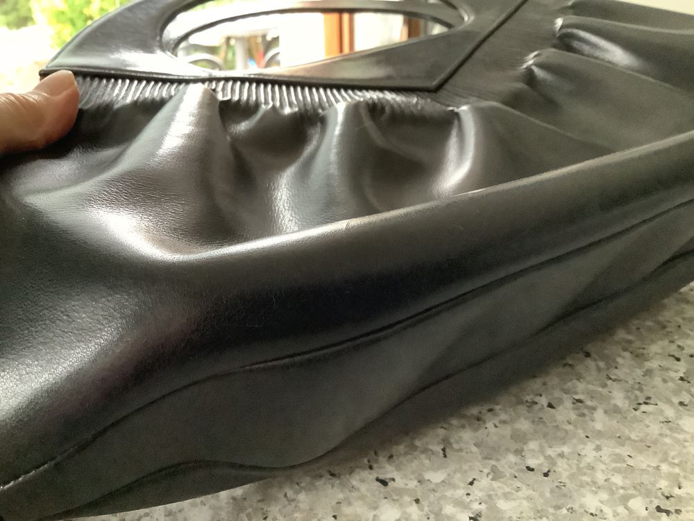 Sac &agrave; main noir, &eacute;poque 1963 , chic , lux.
Maroquinerie