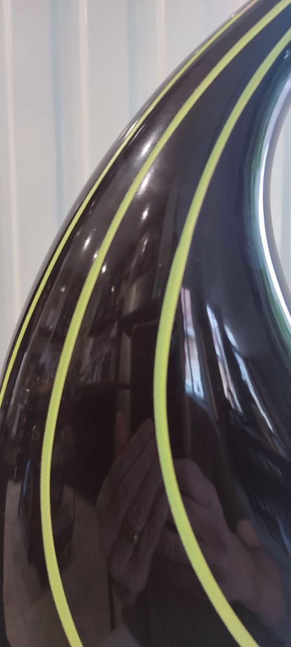 Vase sculptural en c&eacute;ramique ligne moderniste pi&egrave;ce design 