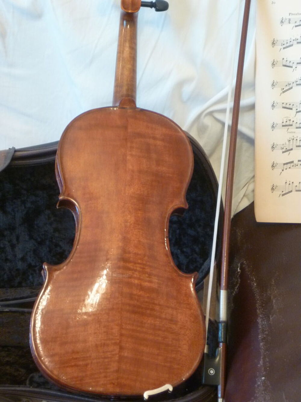 Excellent violon 4/4 ancien sign&eacute; en tr&egrave;s bon &eacute;tat complet. Instruments de musique