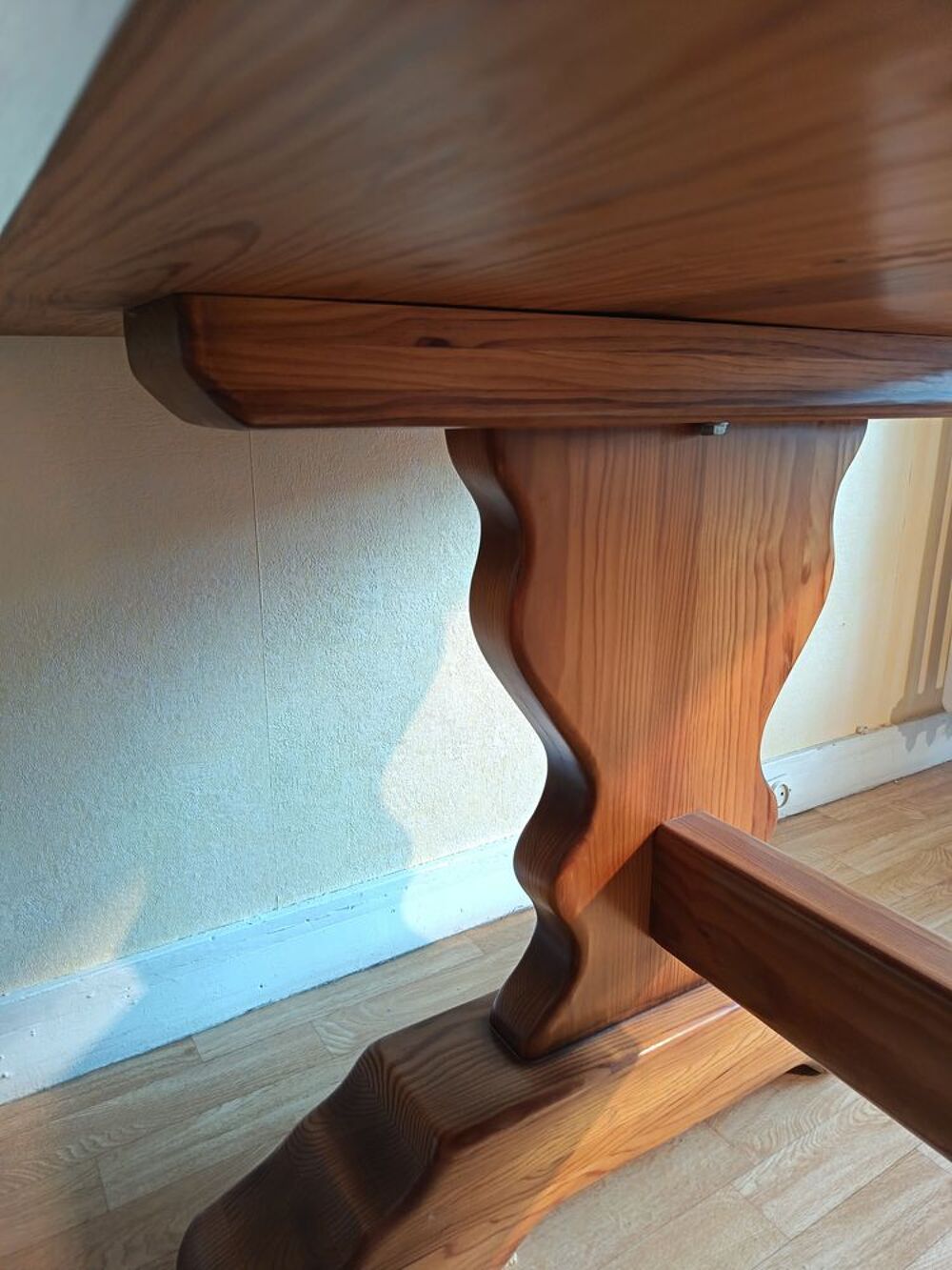 Tr&egrave;s belle table en pin massif. T Meubles