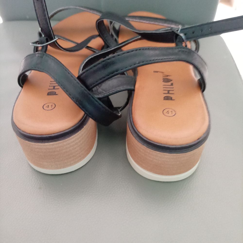 Claquettes femme avec talon compens&eacute; Chaussures