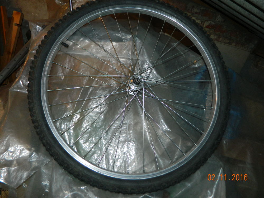 roue velos vtt 26 pouces 650 en tres bonne etat avec chambre Vélos