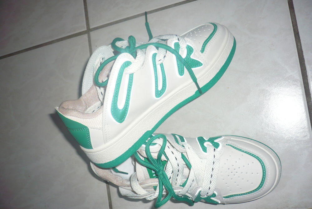 BASKET NEUVE POINTURE 35 Chaussures