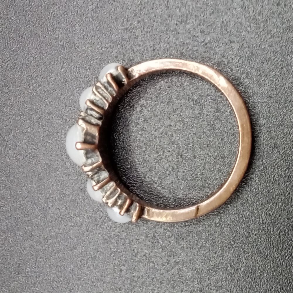 Jolie bague vintage cabochons blancs translucides Bijoux et montres