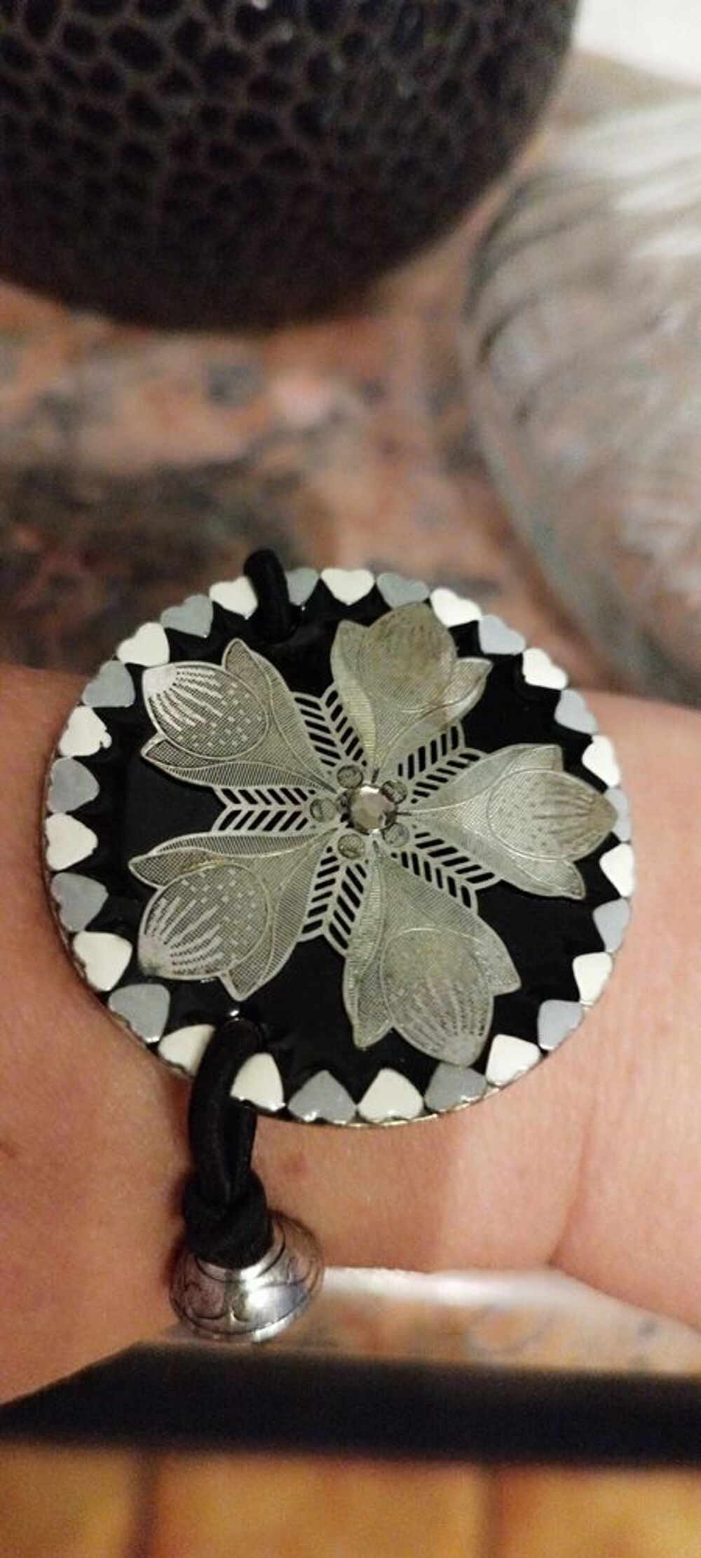 Bracelet m&eacute;tal argent&eacute; extensible garni d'1 strass au centre Bijoux et montres