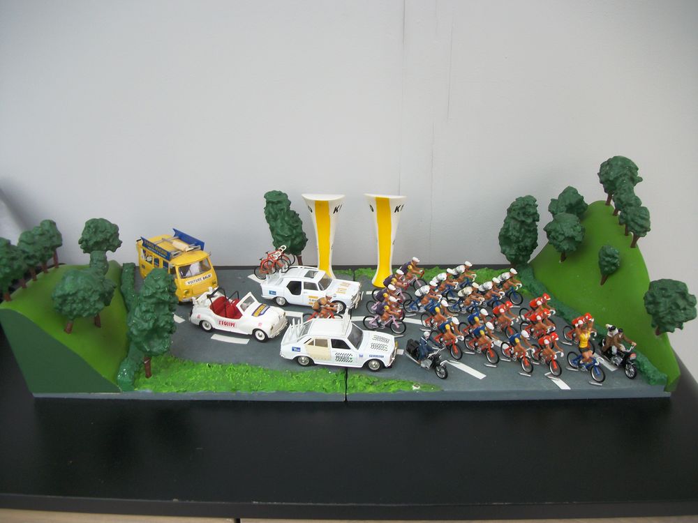 Cyclistes. Miniatures. Figurines. Jouets. Diorama. Norev. 