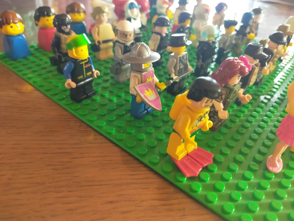 des personnages LEGO par lots de dix Jeux / jouets