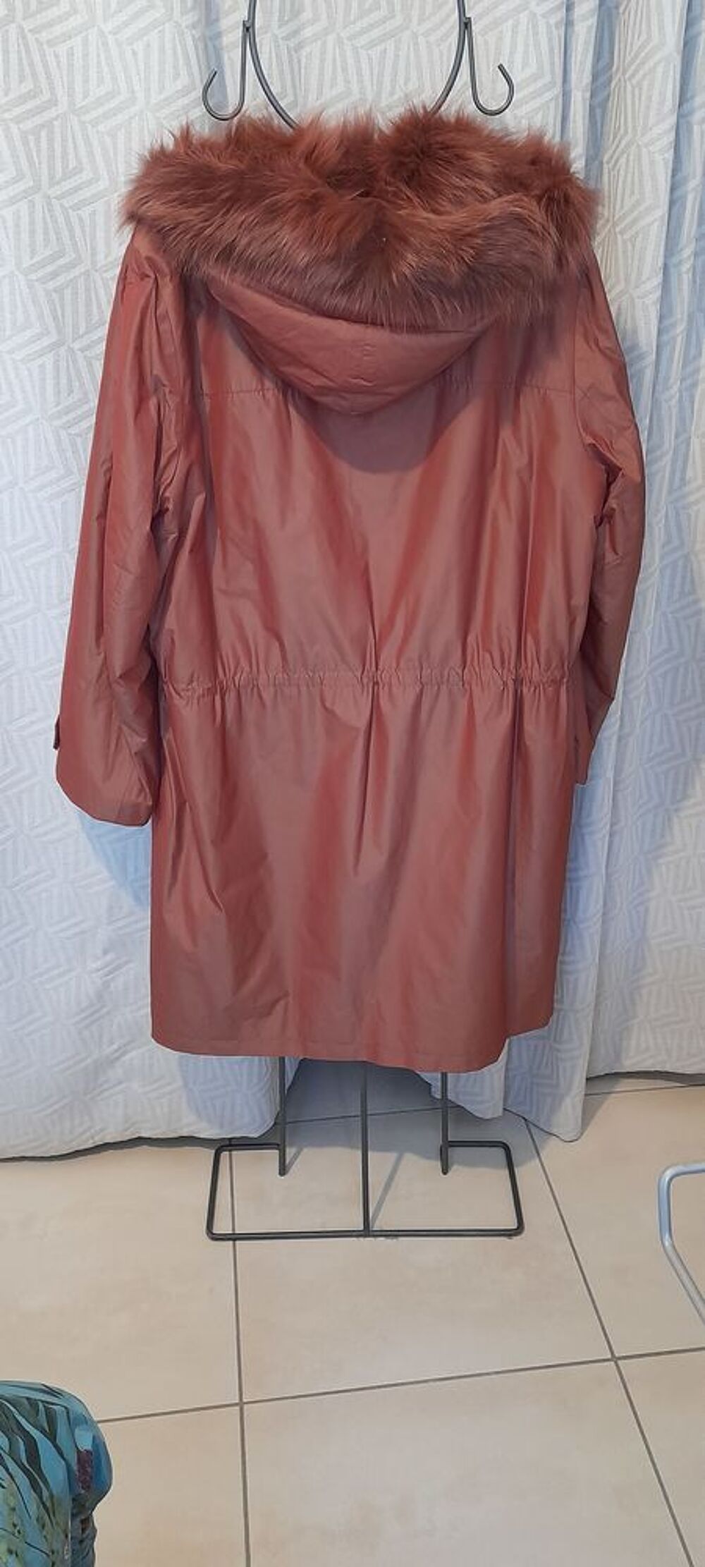 Manteau polyester doubl&eacute;e fourrure v&eacute;ritable rouge bordeaux. Vêtements