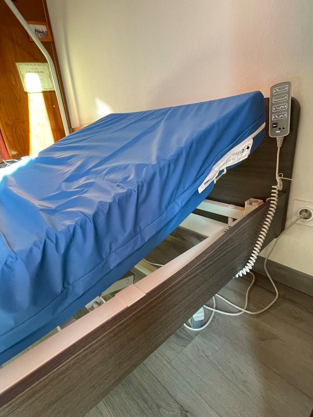 Vends deux lits m&eacute;dicalis&eacute;s quasi neufs Meubles