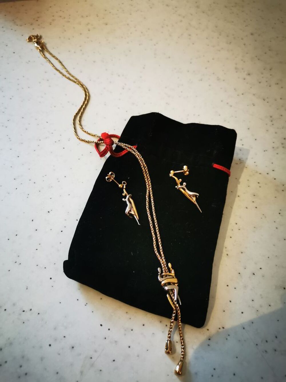 Boucles d'oreilles et collier Bijoux et montres