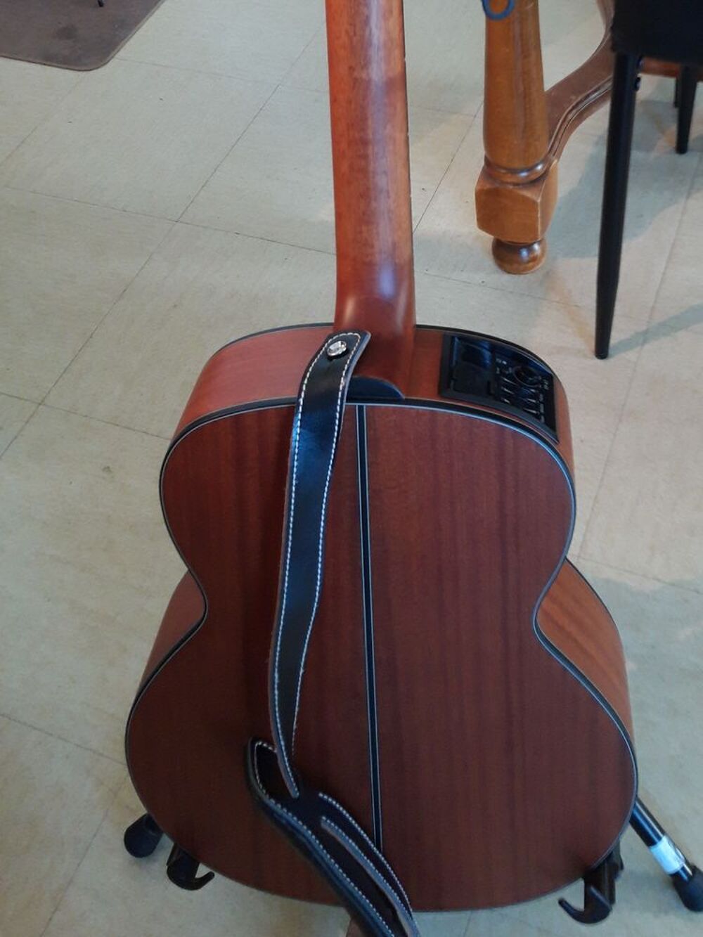 Guitare Takamine folk electro.
Instruments de musique
