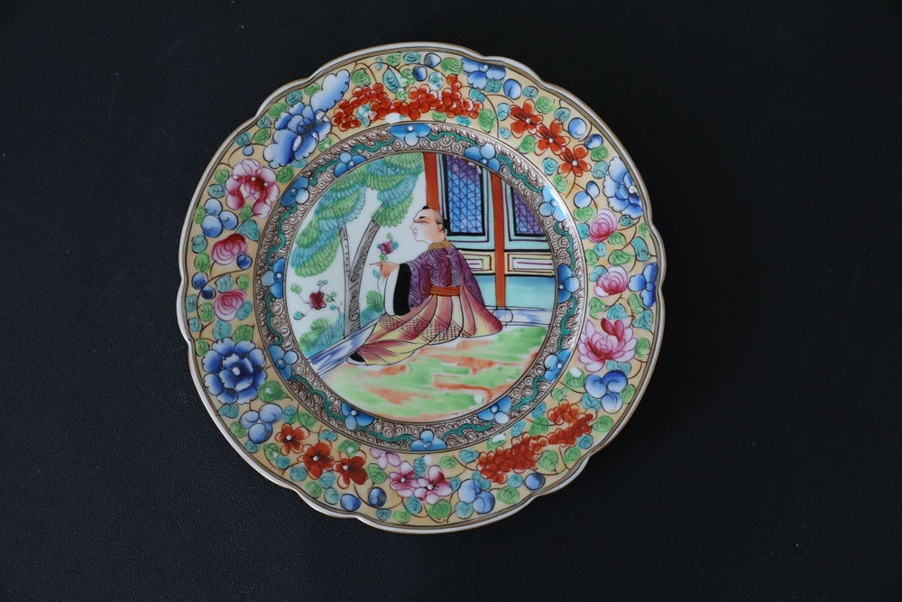 ASSIETTE CHINOISE POLYCHROME 1 PERSONNAGE 