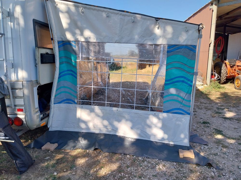 auvent camping car SAFARI ROOM bleu. Jardin