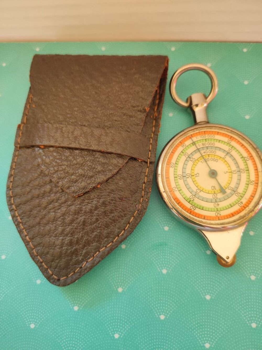 Cuvimetre ancien &agrave; roulettes +pochette cuir 