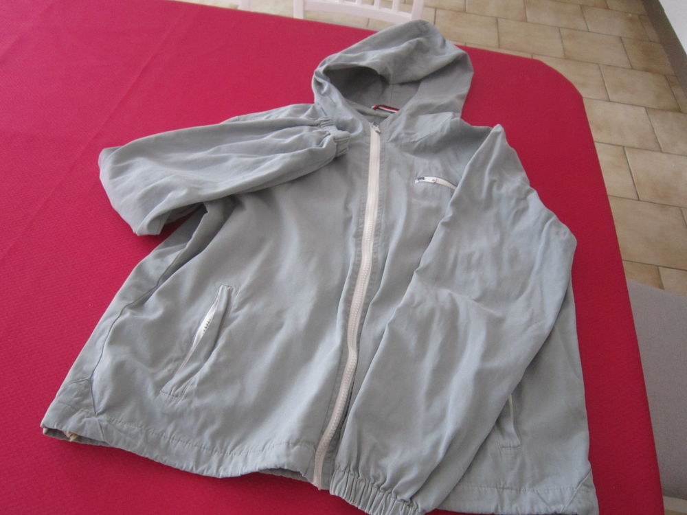 Une veste &agrave; capuche Vêtements