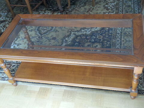 Table basse bois vernis, dessus verre.
Bon tat.
15 Maisons-Laffitte (78)