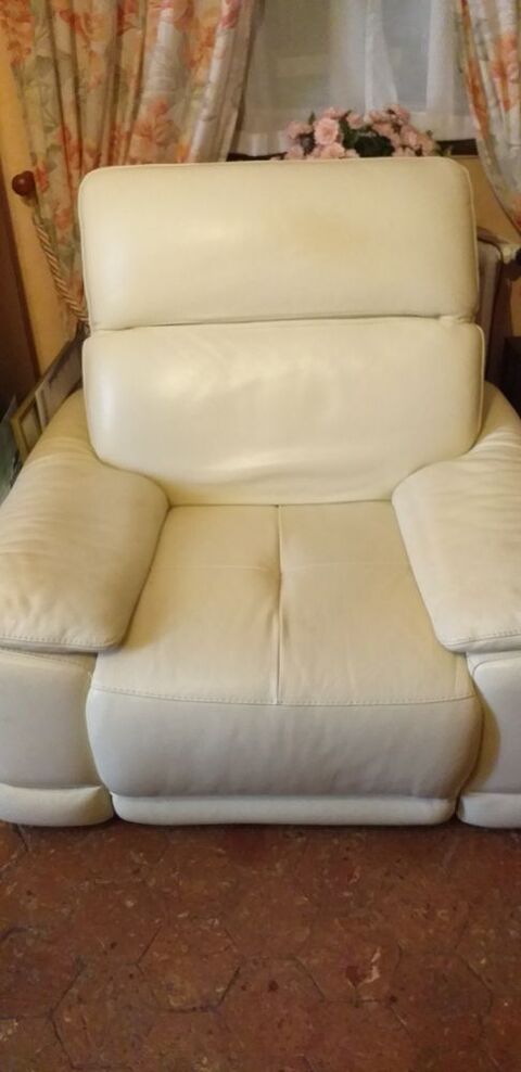 tres joli fauteuil en cuir ivoire relax electrique 200 Saint-Aubin-en-Bray (60)