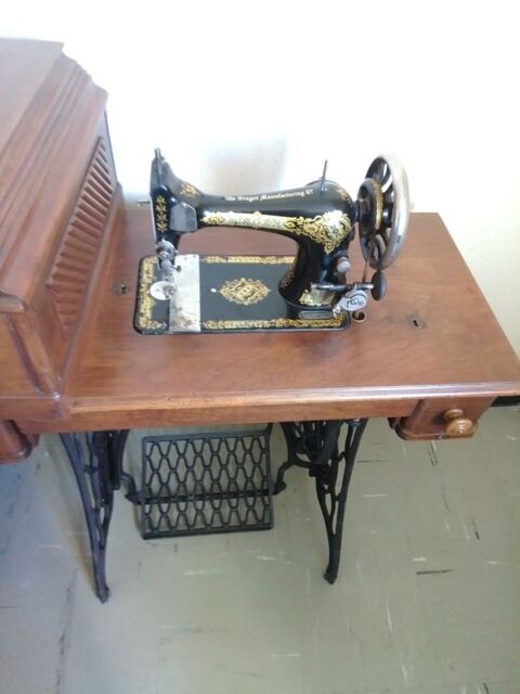 machine � coudre � p�dales. 500 Saint-Alban-d'Ay (07)