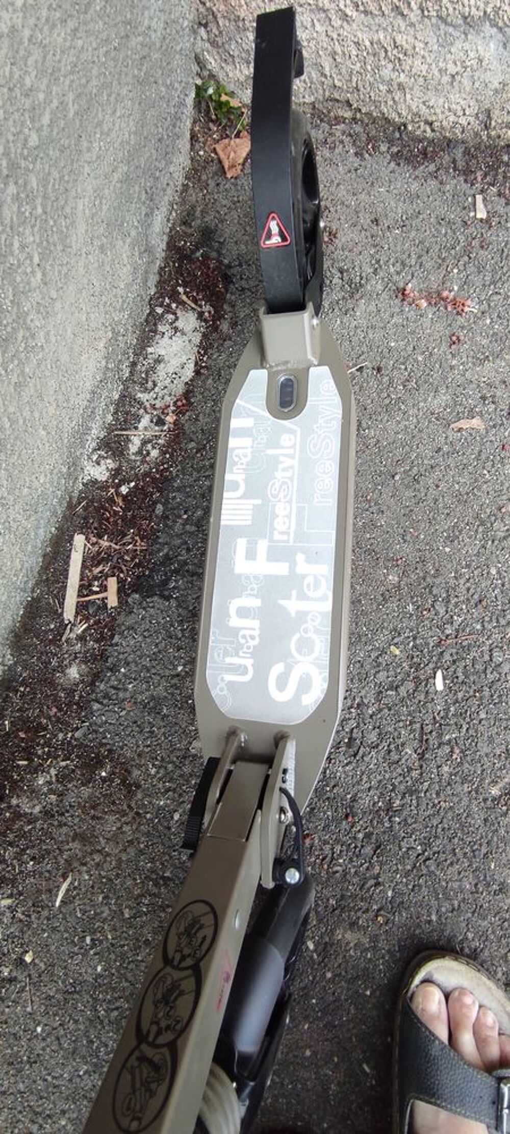 Trottinette pliable pour adulte.
Sports