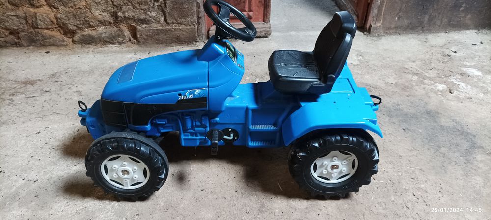 Tracteur &agrave; p&eacute;dales enfant
Jeux / jouets