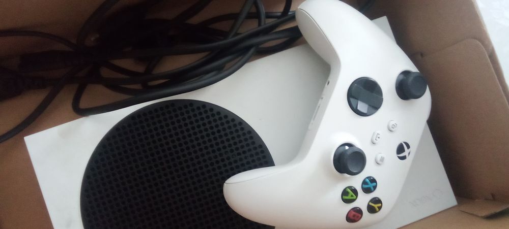 Xbox 360 s&eacute;rie S blanche Consoles et jeux vidéos