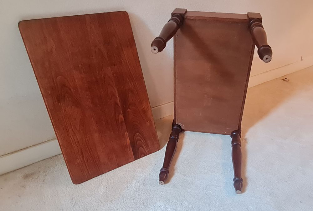 PETITE TABLE BASSE EN MERISIER
Meubles