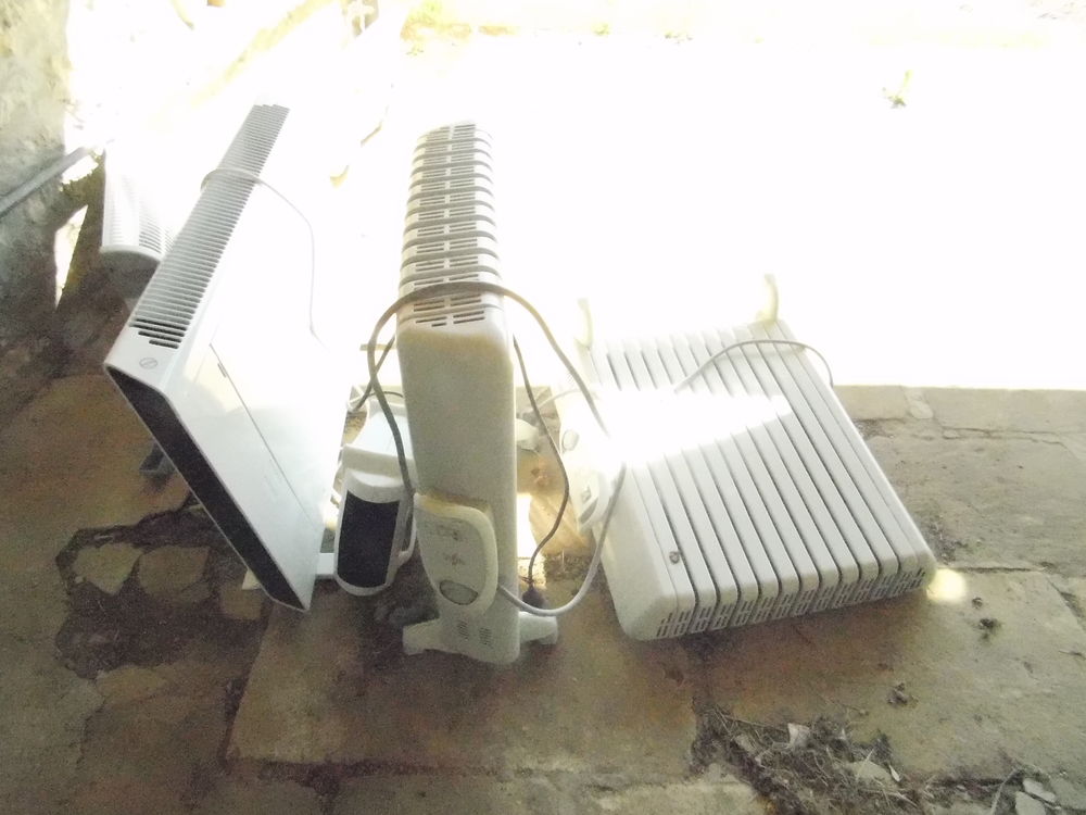 5 radiateurs, petit meuble informatique et 2 radior&eacute;veil Electroménager