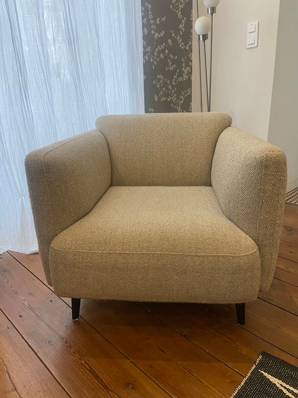 Fauteuil mod&egrave;le MODENA de chez Bo Concept tissu Lazio beige, structure laqu&eacute;e noir mat Meubles