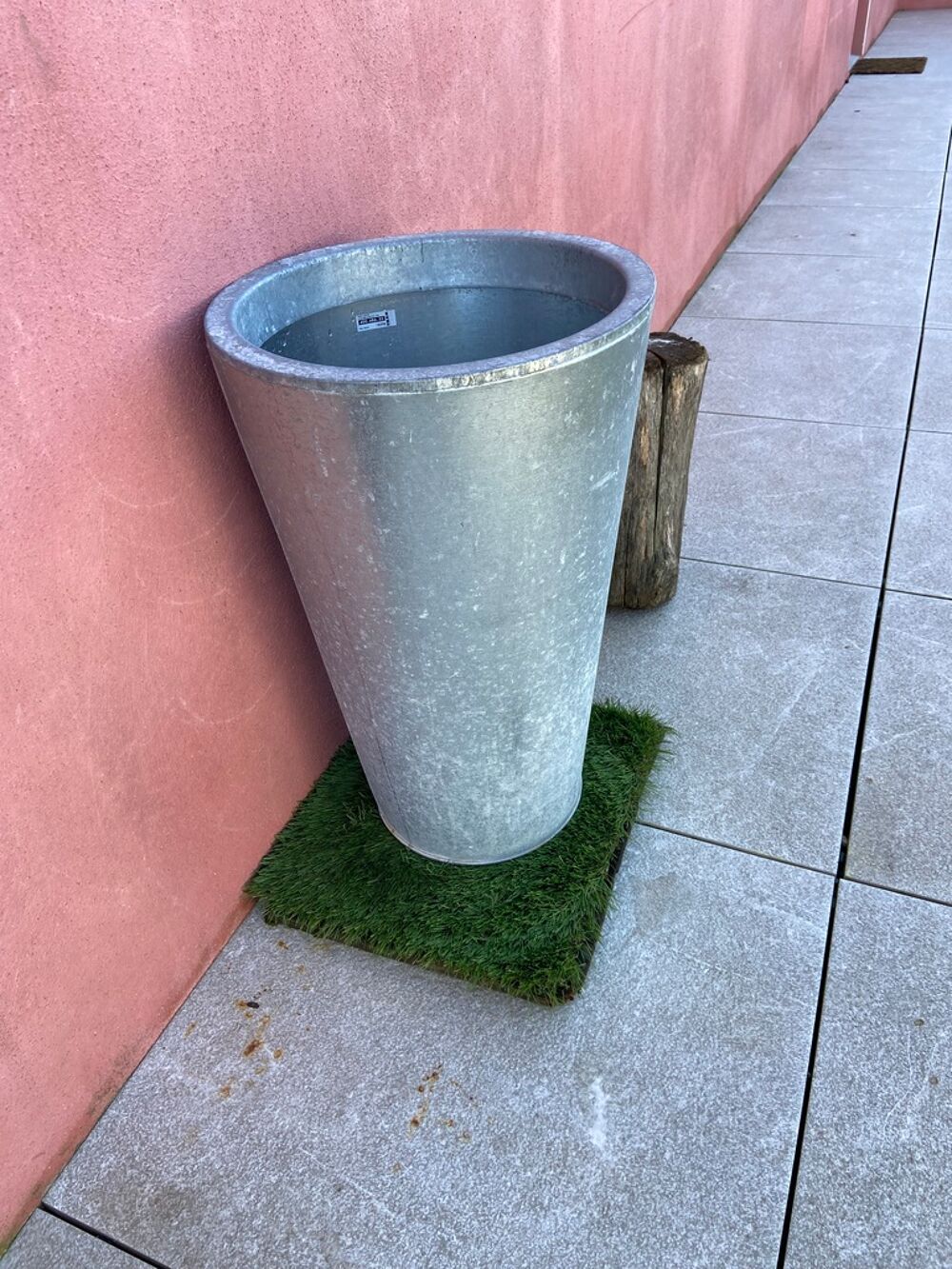 Pot conique m&eacute;tal gris
Haut 80 cm rond 45 cm D�coration