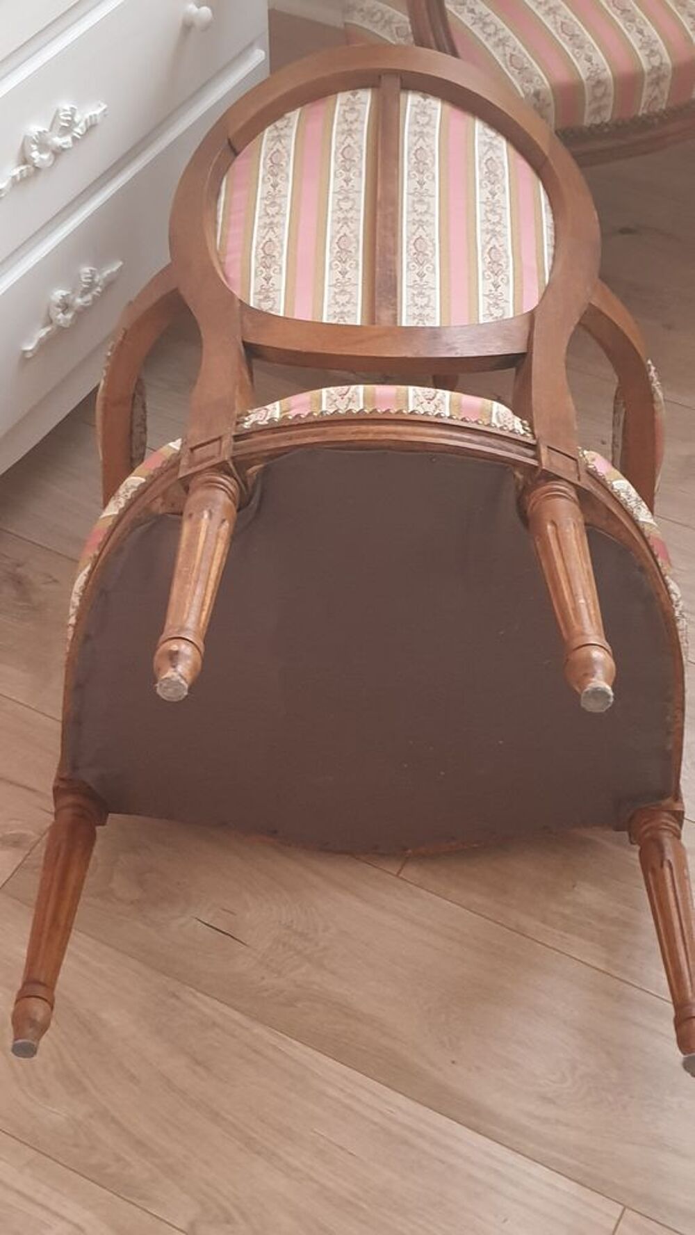 Paire de Fauteuils M&eacute;daillon Meubles
