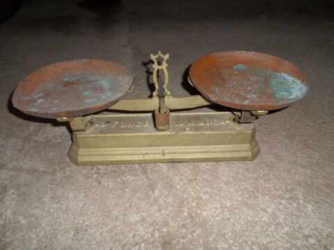 Ancienne balance et 11 poids 15 Saint-Quentin (02)