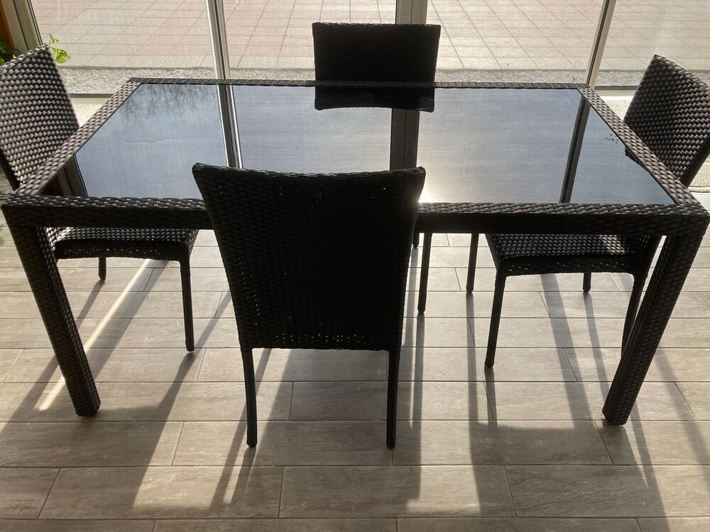 Table avec 4 chaises effet rotin fonc&eacute; Meubles